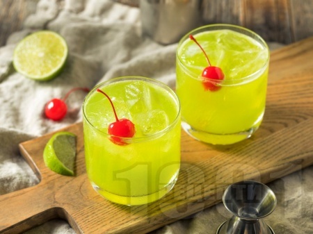 Коктейл с пъпеш ликьор Midori, Triple Sec и джин (Green Delight)